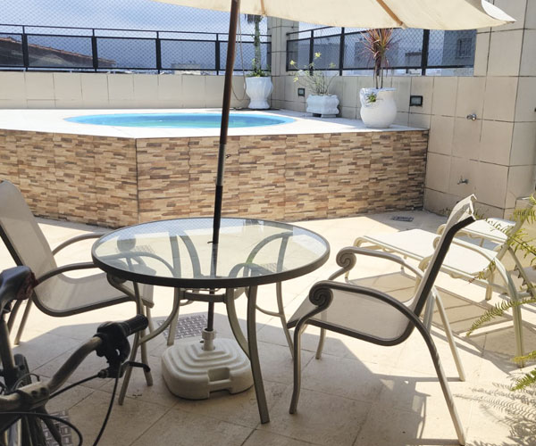 Piscina e área de convivência