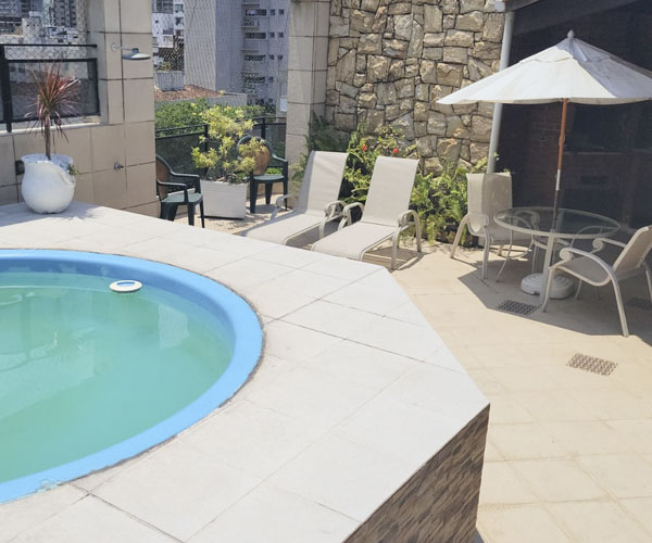 Piscina e área de convivência