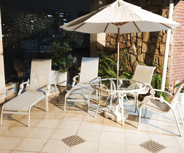 Piscina e área de convivência
