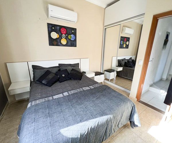 Quarto principal com cama de casal