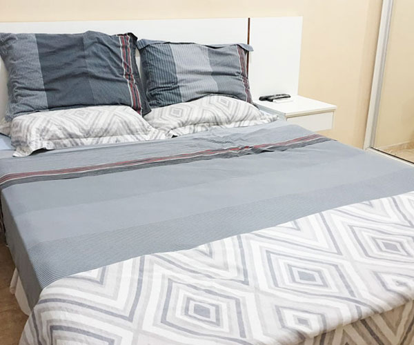 Quarto principal com cama de casal