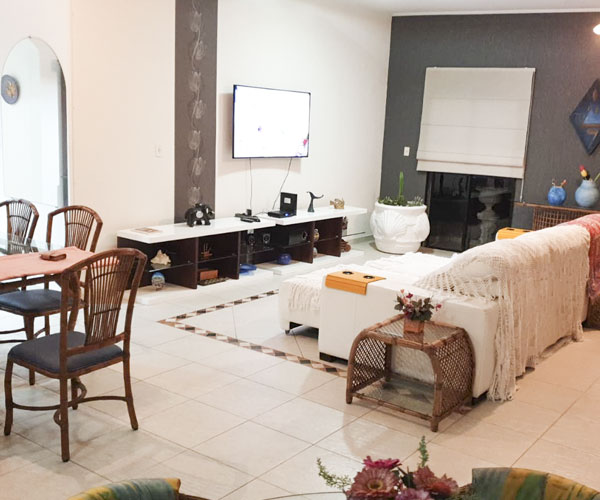 Sala de estar com TV por assinatura